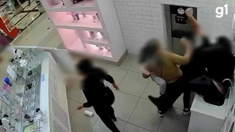 Homem parte para cima de funcionário por R$ 1 em sorveteria no RS; VÍDEO