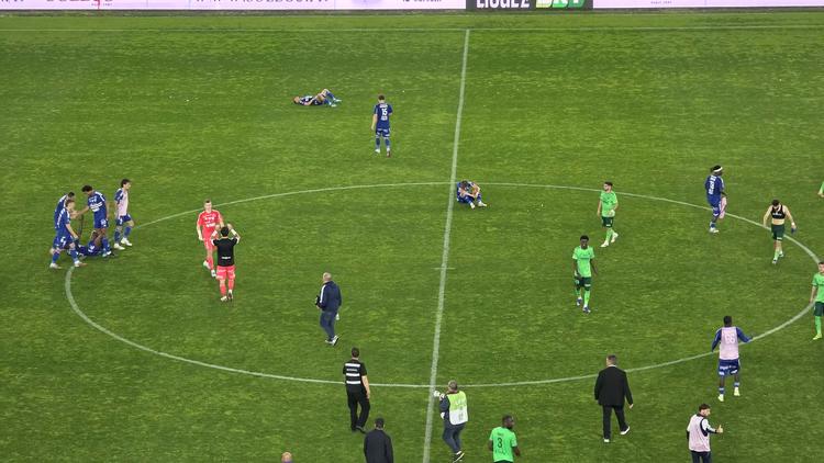 Football (Ligue 2) - Le SC Bastia mate l’AS Saint-Etienne et se relance dans la course aux barrages (2-0)
