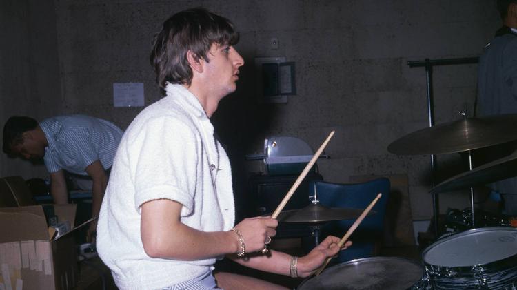 A música dos Beatles que foi feita ‘em total loucura e histeria no estúdio’, segundo Ringo Starr