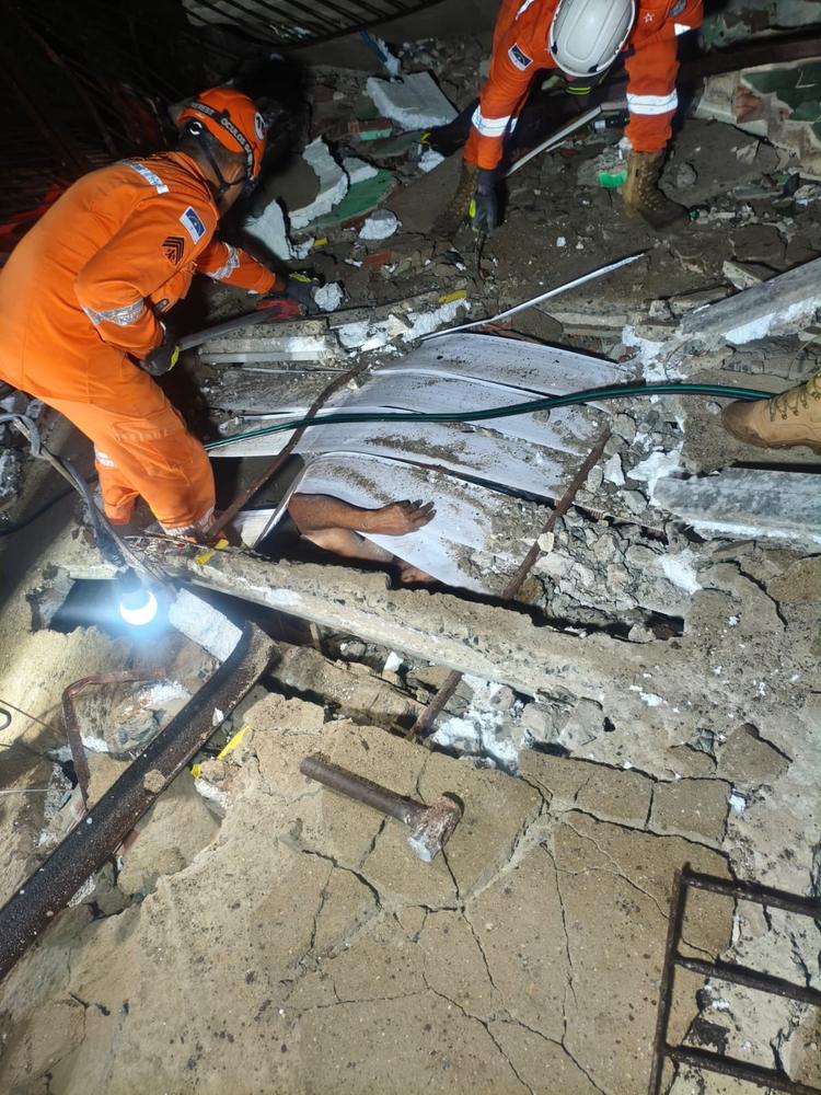 Imóvel de três andares desaba e idoso é resgatado dos escombros em Olinda