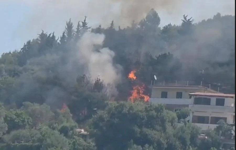 Incendio a Castellabate, fiamme minacciano le abitazioni: interventi in corso per domare il rogo