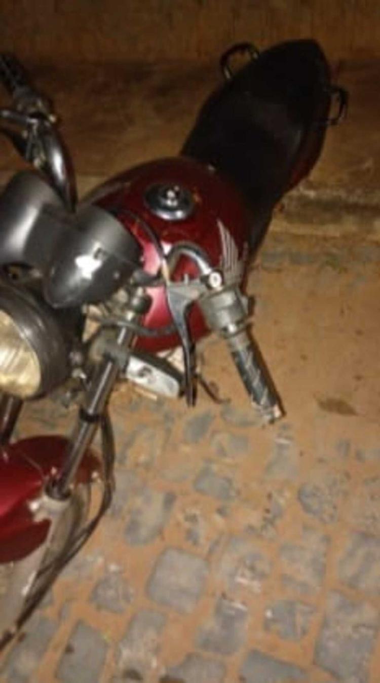 Mulher que estava em garupa de moto sem capacete morre após veículo atingir árvore em avenida de Januária