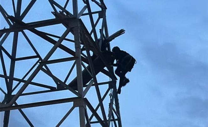 المعتصم فوق عمود كهربائي بمراكش يكشف عن مطالبه وسط استنفار امني كبير