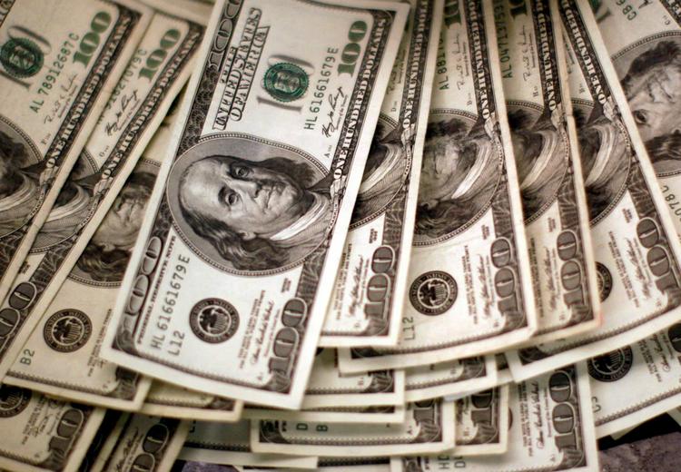 Dólar opera em queda, de olho em conflito entre EUA e Irã e situação fiscal do Brasil