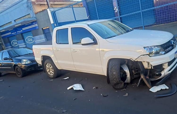 Vídeo: motorista na contramão bate em veículos estacionados na rua em Ribeirão Preto, SP