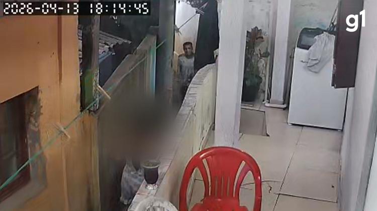 Moradores protestam após homem ser morto durante operação policial em Porto Alegre; mulher com filho também foi atingida