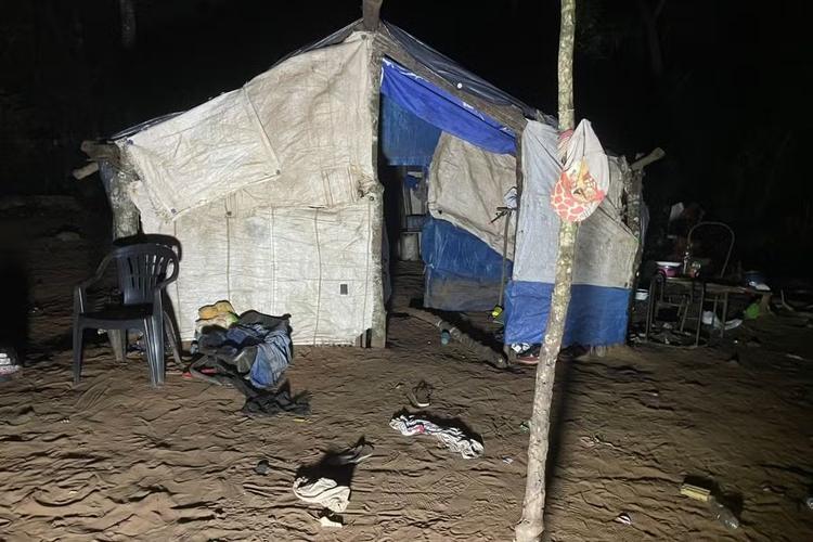 Bebê de 5 meses é morto a golpes de foice e mãe fica ferida após suspeito invadir casa por vingança