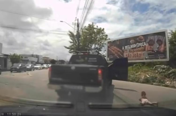 Criança cai de caminhonete em movimento, em João Pessoa; VÍDEO