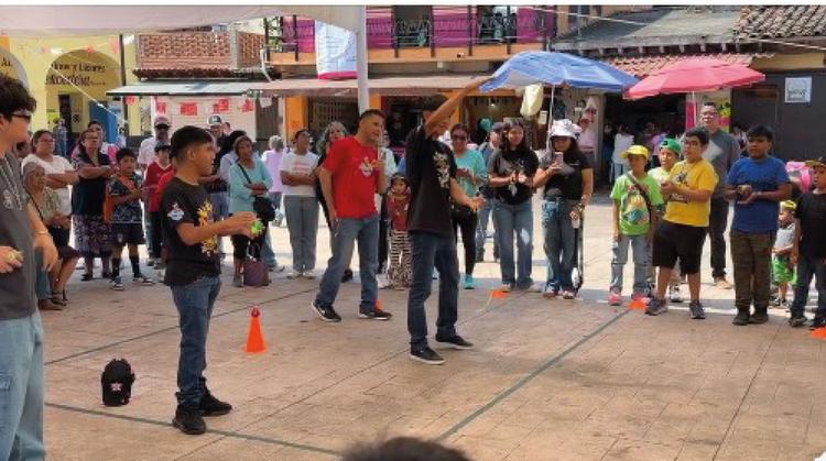 ¡Pura destreza! Rescatan en Tepoztlán el tradicional juego del trompo