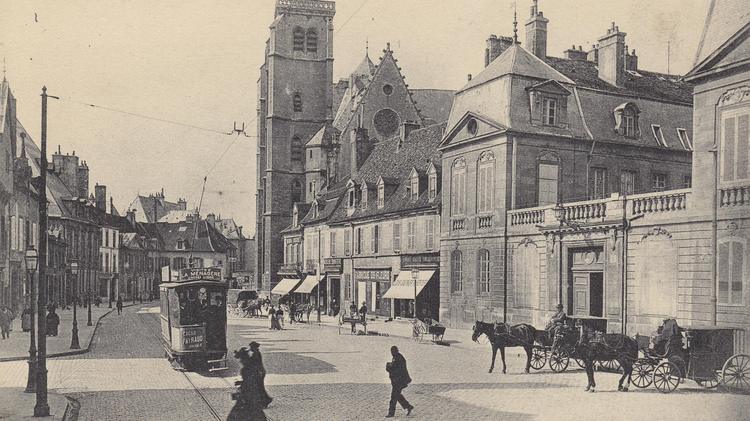 Dijon à travers le temps – La place Bossuet