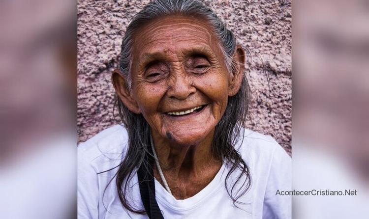 Anciana de 100 años acepta a Jesús: "Nunca es demasiado tarde para ser hija de Dios"