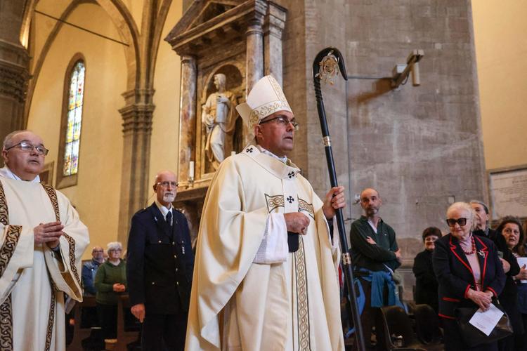 Arcivescovo di Firenze presiederà veglia contro l’omotransbifobia