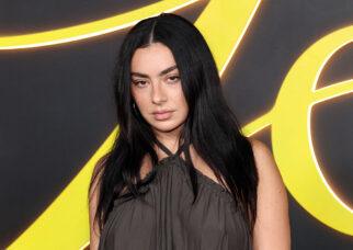 Charli XCX lança lado B irreverente ‘Playboy Bunny’ de ‘SS26’