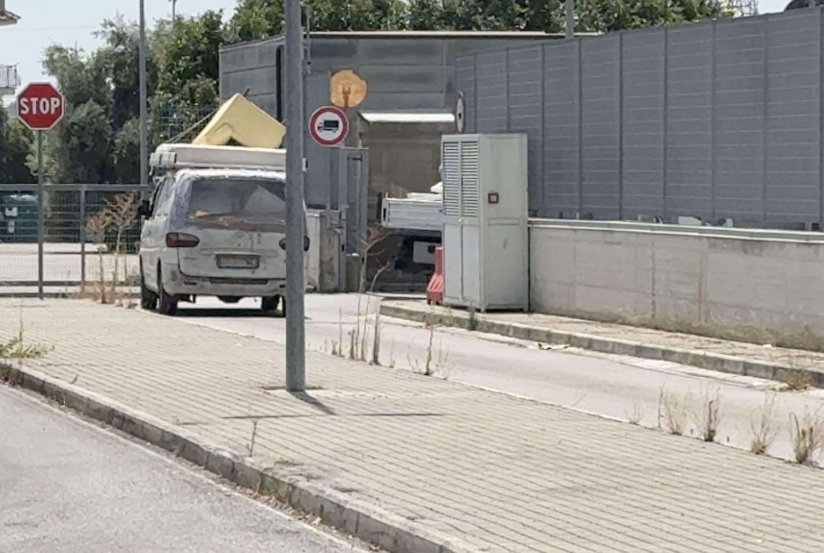 Qualiano, l’isola ecologica trasformata in una “cassa”: dai 20 ai 300 euro per scaricare i rifiuti