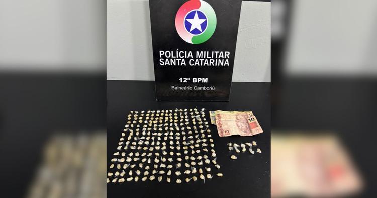Casal é preso com 236 pedras de crack no “Brejo”, em Balneário Camboriú