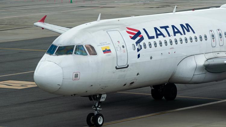 Latam teve 84 voos cancelados e 10 mil passageiros afetados por pane em SP