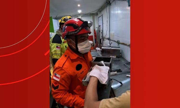 Trabalhador prende dedo em amaciador de carne e é levado junto com a máquina ao hospital em Manaus