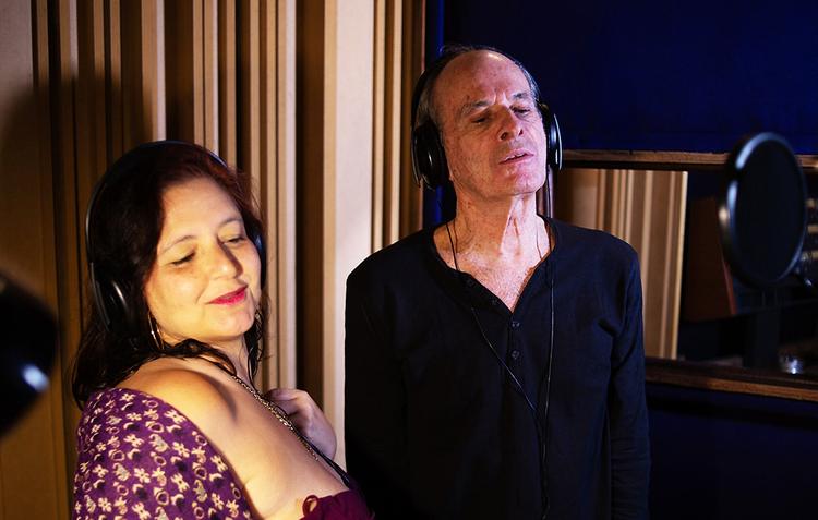 Ney Matogrosso reforça conexão com Projeto Caleidoscópio no quarto álbum do duo carioca, 'Estrangeiros'