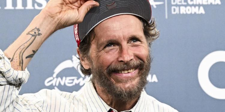 Jovanotti, il documentario svela il suo lato più intimo: «Sento incombere la fine di un mondo». I lutti e i ricordi d'infanzia