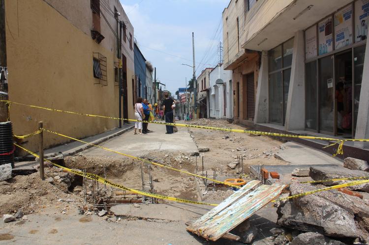 ¡Peligro en el Centro! Vecinos denuncian caos y accidentes por obra en la calle Abasolo