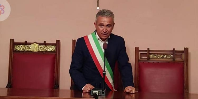 Palmi, critiche al sindaco Calabria: «Ha assunto una parente nello staff»