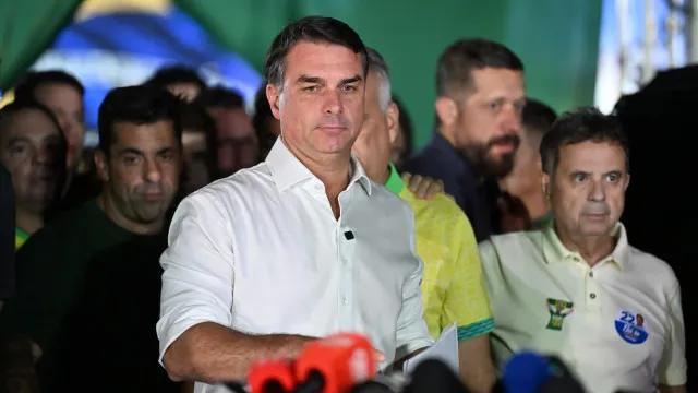 Por que Flávio Bolsonaro teve os passaportes cancelados por Moraes?