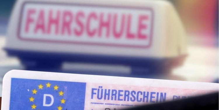  Schild auf einem Auto mit der Aufschrift FAHRSCHULE und ein Ausschnitt eines Führerscheins