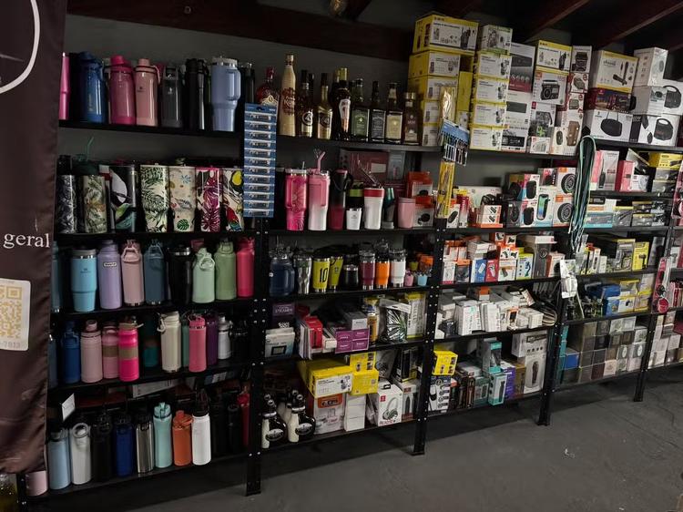 Polícia apreende mais de R$ 18 mil em dinheiro, perfumes e aparelhos eletrônicos importados em Penápolis