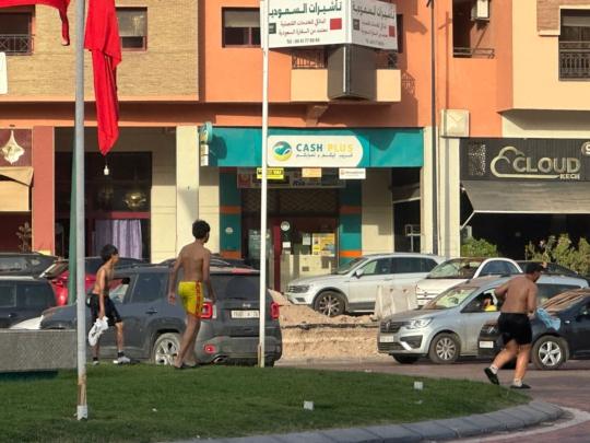 مع ارتفاع درجات الحرارة.. مطالب بمنع السباحة في نافورات مراكش