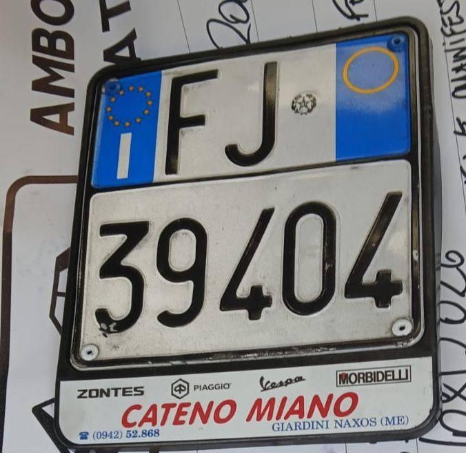 ATTENZIONE. Al Comamdo P.L. è stata consegnata questa targa ritrovata sul territorio comunale.