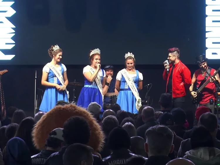 'Tá de mau humor, rainha?': soberana de festa no RS relata constrangimento após crítica de vocalista no palco; entenda