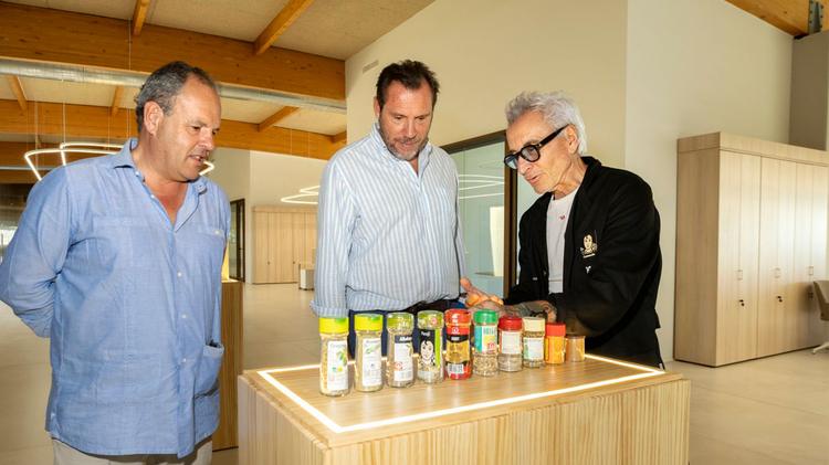 Óscar Puente visita las nuevas instalaciones de Carmencita en Novelda tras culminar el traslado a Fondonet