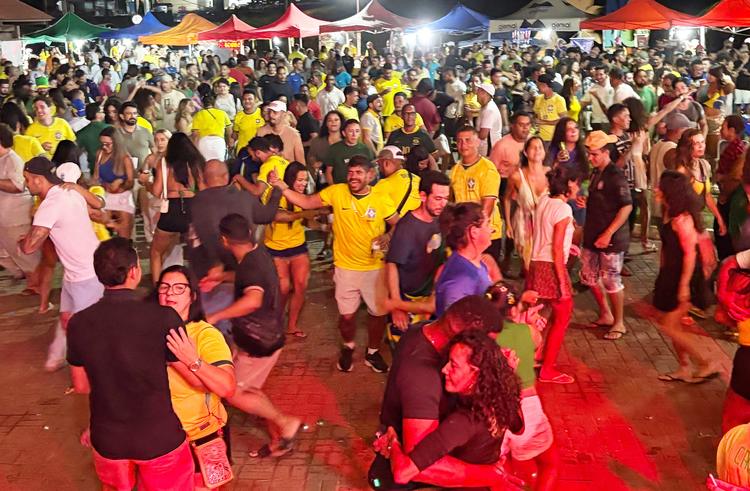 Fernando de Noronha celebra vitória do Brasil e São João com festa no Porto de Santo Antônio
