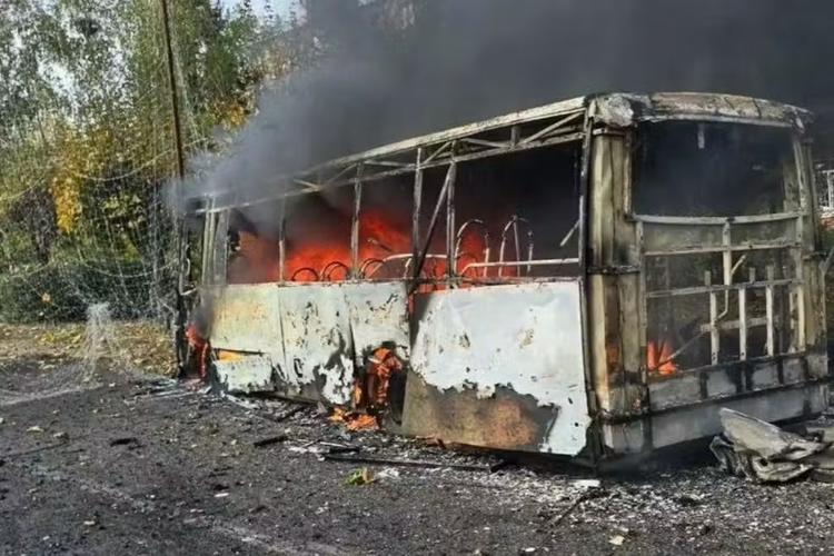 Ataque russo a ônibus civis deixa 30 mortos no leste da Ucrânia