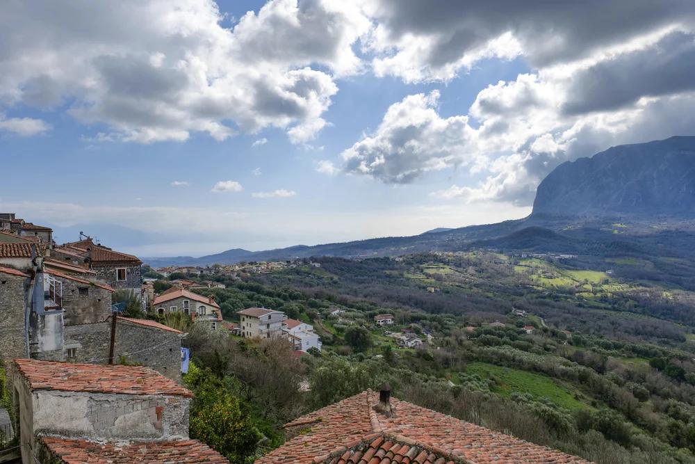 Napoli ha perso mammà e la mostra Maternità a Roccagloriosa: serata tra arte e cultura nel Cilento