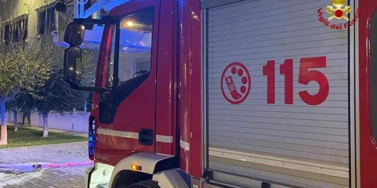 Palazzina a fuoco nel Salernitano, 80 famiglie sgomberate e 15 persone in ospedale