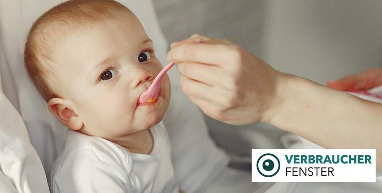  Mutter füttert ihr kleines Baby in einer Küche