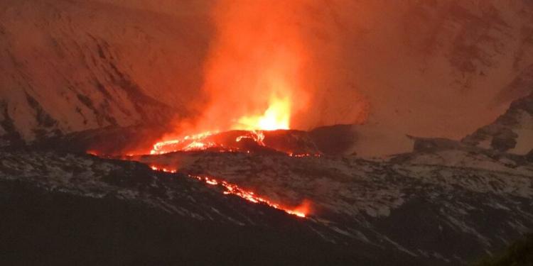Sull'Etna tremore vulcanico in risalita: si apre una frattura eruttiva