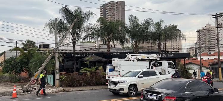 Motorista tem 'apagão' e bate contra poste na Avenida Centenário em Piracicaba; trecho tem congestionamento
