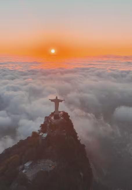 Fotógrafo registra Cristo Redentor diante de 'tapete de nuvens' causado por nevoeiro no Rio
