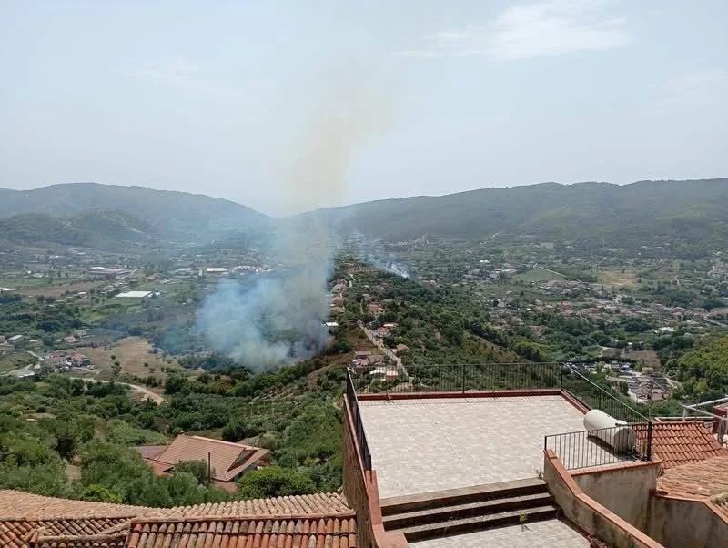 Incendio a Castellabate in località San Cosimo: fiamme vicine alle case