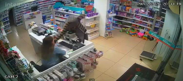 Farmácia é assaltada no Centro de Chapada; câmeras registram ação do criminoso