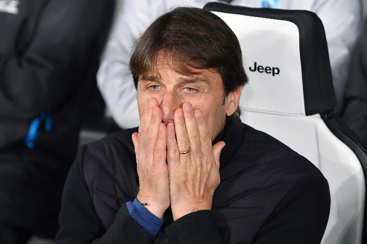Antonio Conte in panchina con la mano al viso durante una partita