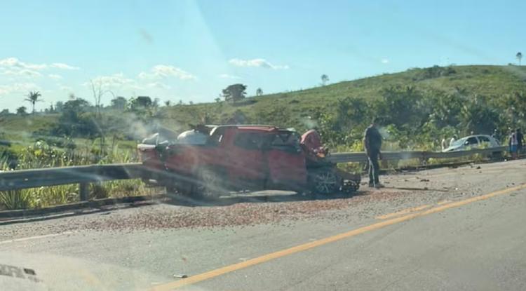 Três jovens morrem após pneu furar e carro bater em caminhonete na BR-422, no PA