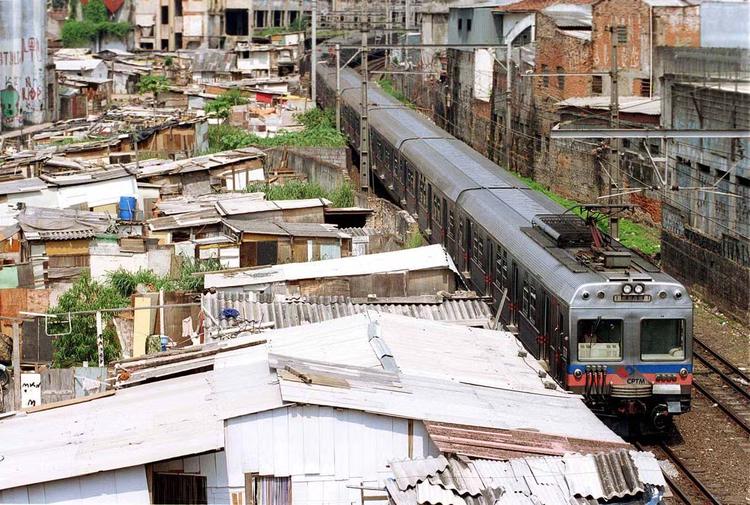 Uma das três últimas famílias que ainda vivem na Favela do Moinho deixa o local; estruturas seguem sendo demolidas
