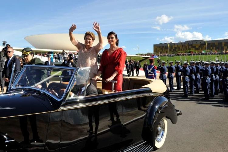 Eleita e reeleita, a Dilma Rousseff desfila no Rolls Royce presidencial a caminho da posse para o novo mandato: em 2026, só duas mulheres candidatas e por partidos nanicos (Foto: Jonas Pereira / Agência Senado - 01/01/2015) 