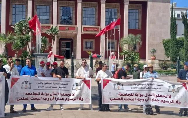طلبة موظفون يصعدون ضد رسوم التعليم العالي ويحتجون أمام البرلمان