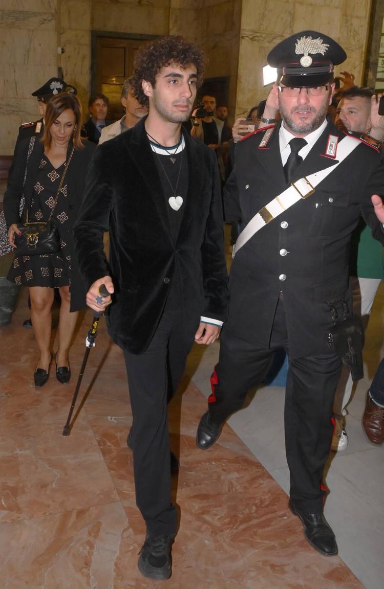 Vent'anni all'aggressore. E lui lo abbraccia in aula
