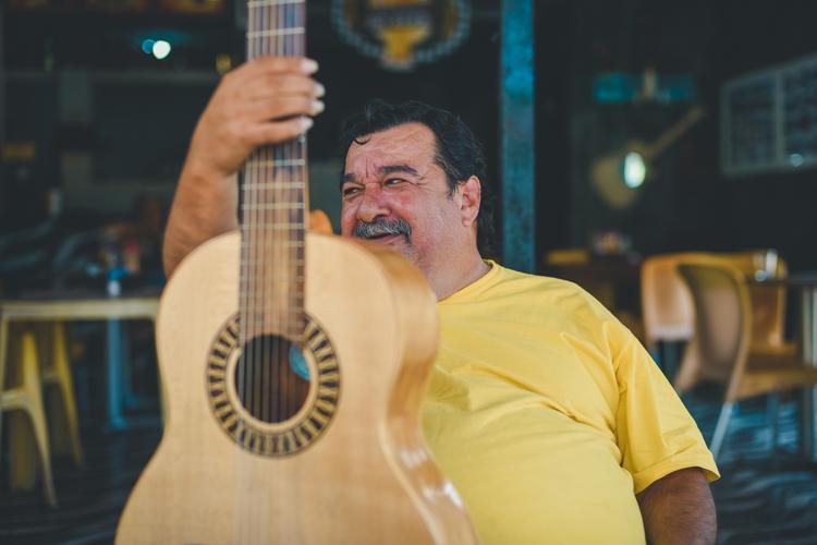 Compositor Tarcísio Sardinha, falecido em 2022, é revivido no álbum 'A cor do teu olhar' por Renato Braz e Zé Renato
