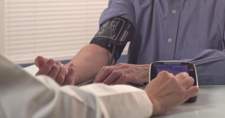 Quer trabalhar na saúde? Camboriú lança concurso com 220 vagas e salários de até R$ 15,9 mil